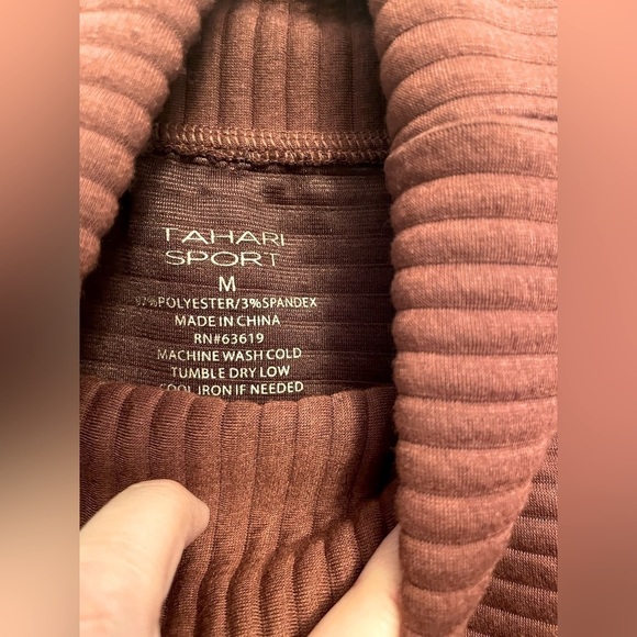 Tahari Sport Women’s Top Long Sleeve Sweatshirt medium brown Turtleneck Pullover - Picture 3 of 4